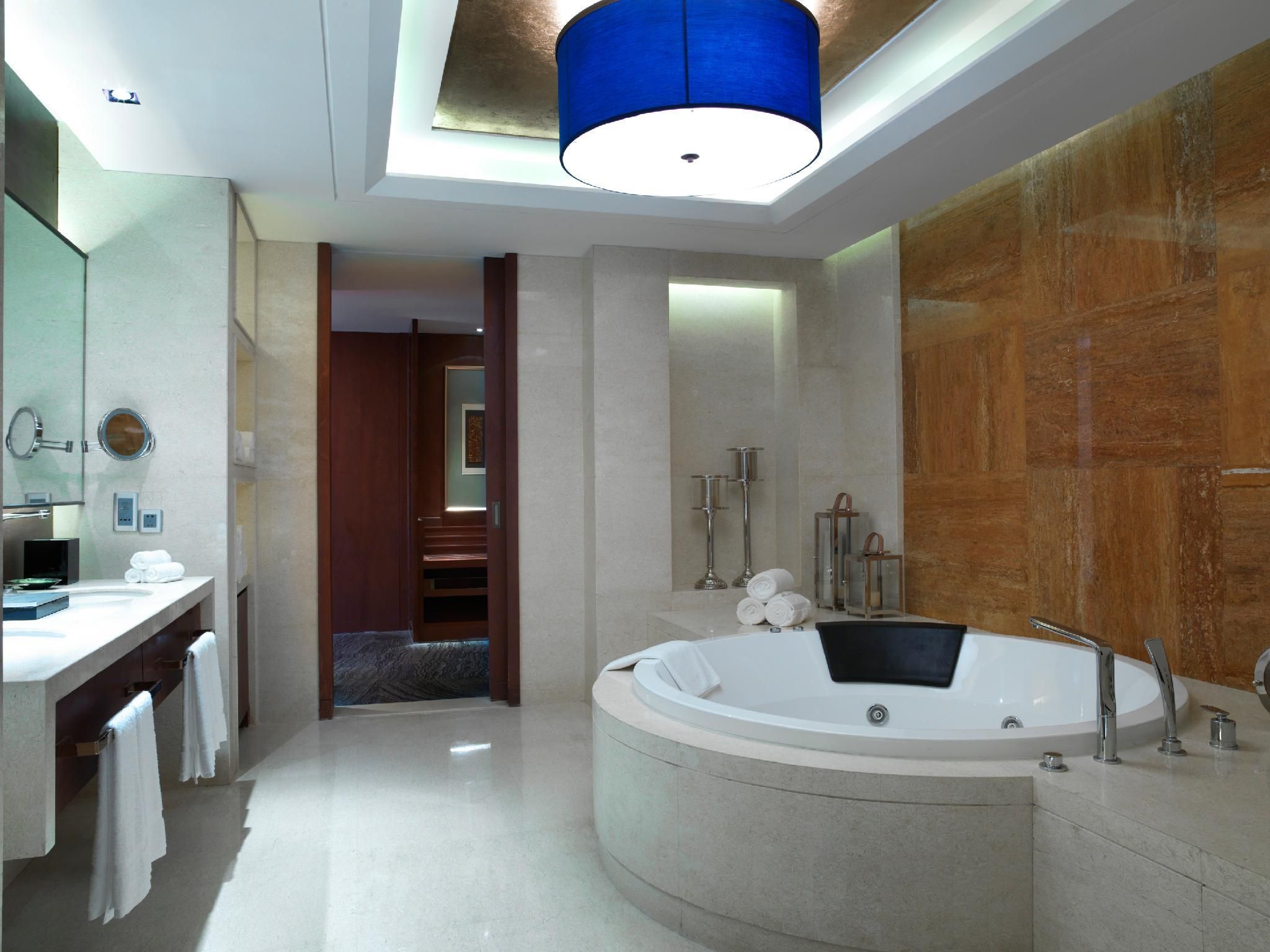 Executive level, 1 Bedroom Presidential Suite, 1 King