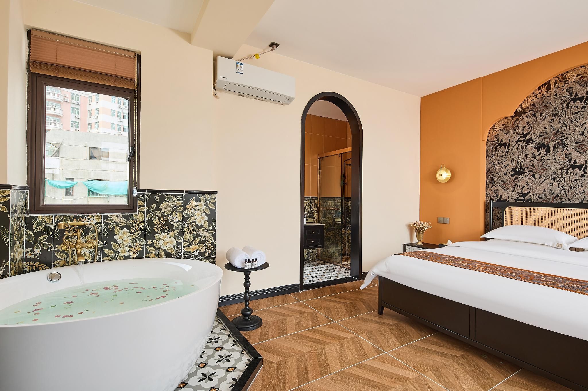 GTR - Guest Room with One 1.8M Bed