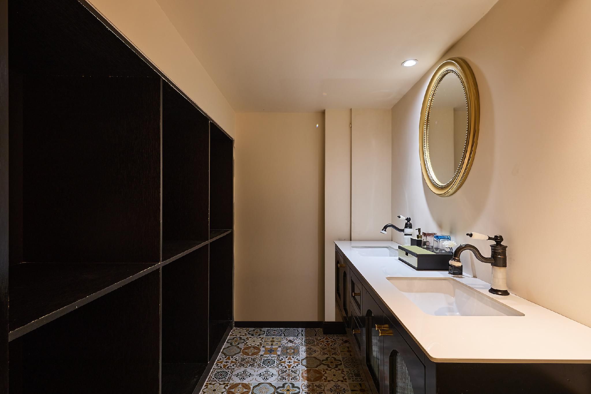 Quintuple Room