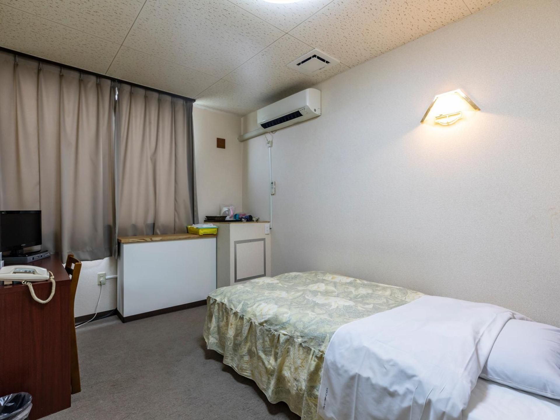 Single Room with Shared Bathroom - Smoking