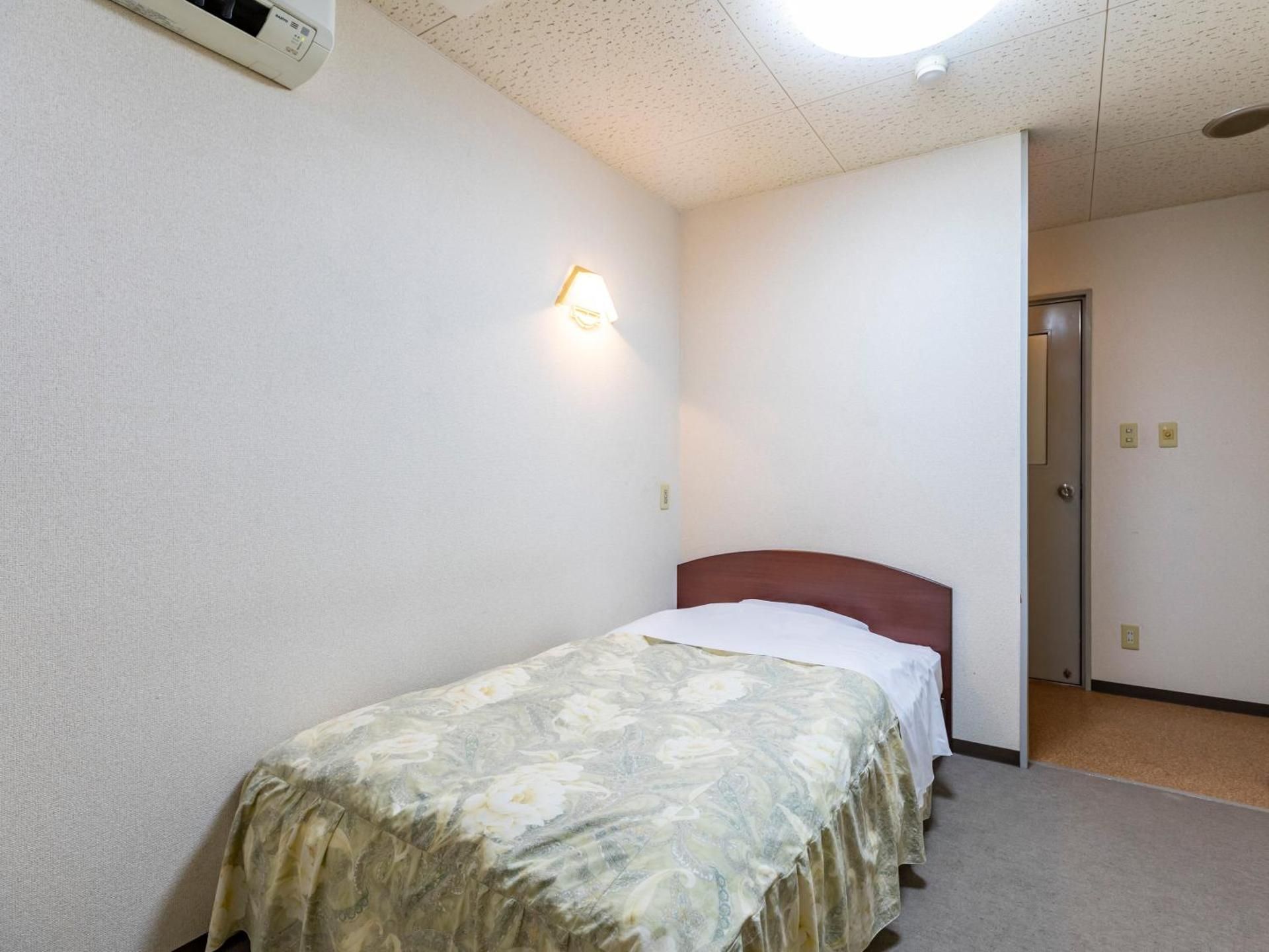 Single Room with Shared Bathroom - Smoking