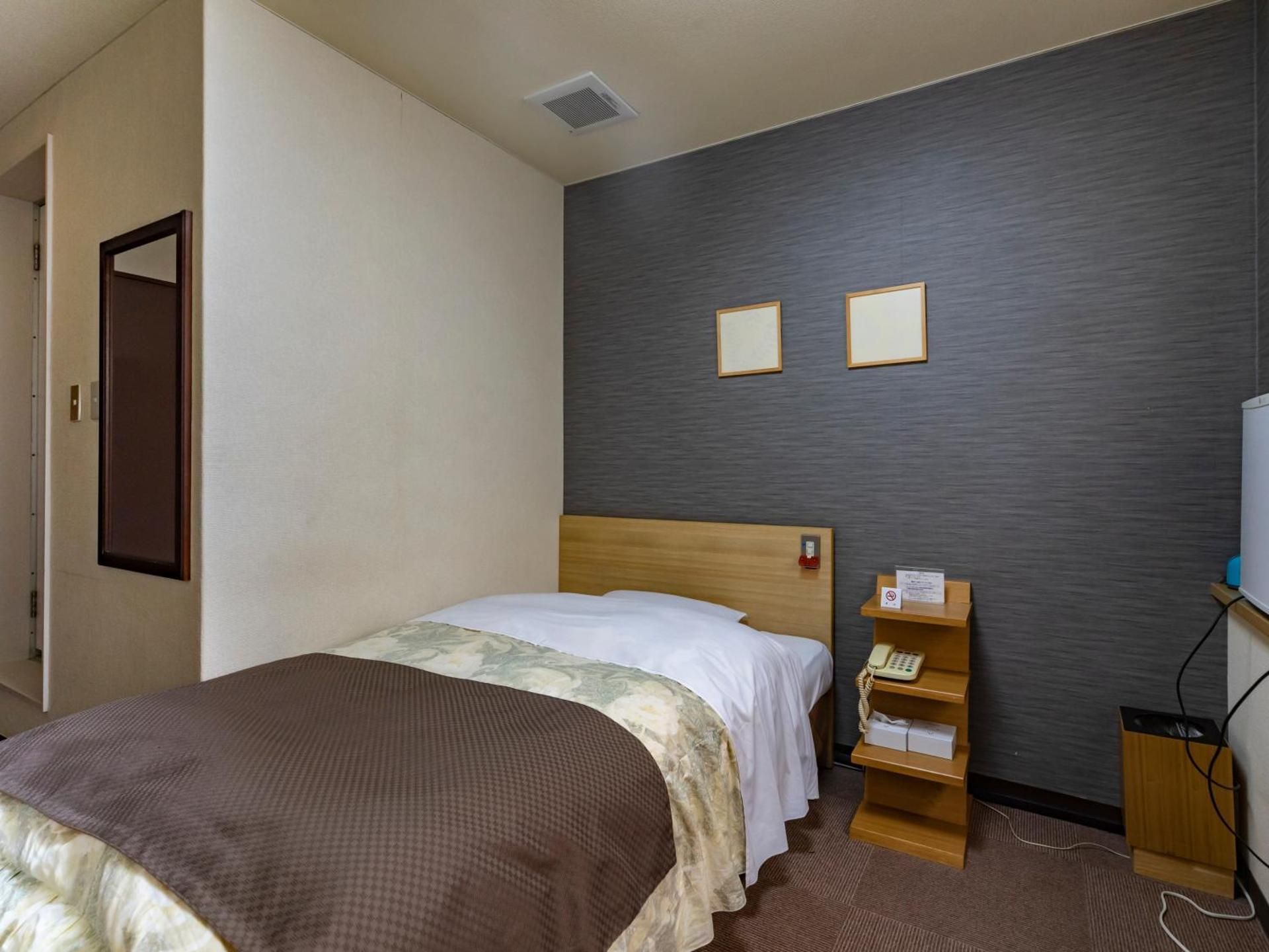 Semi Double Room - Non-Smoking 