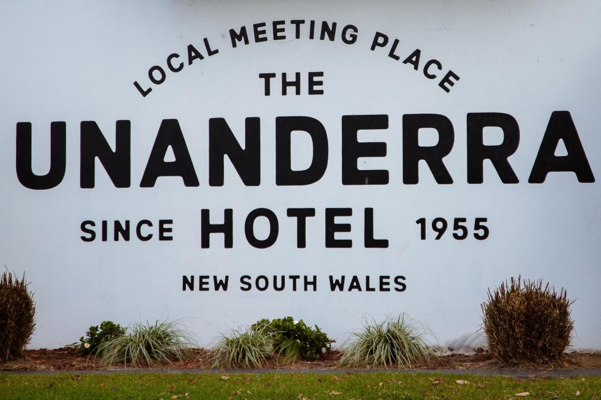 Unanderra Hotel
