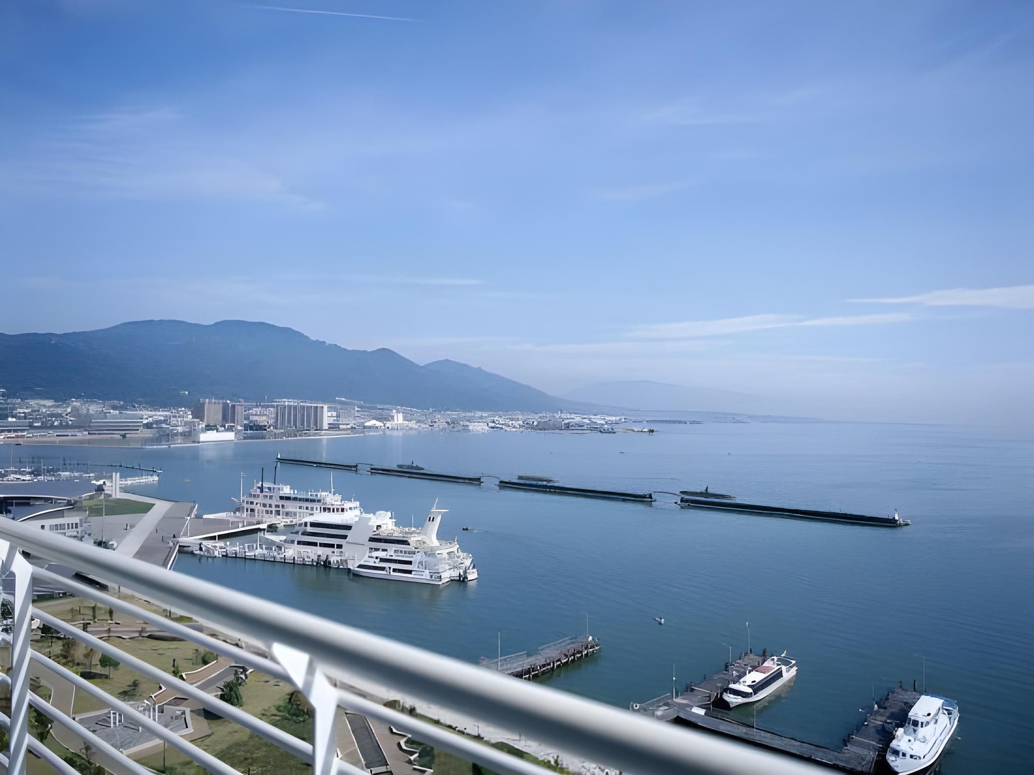 Lumina Floor Deluxe Lake View Twin Room - 33 sqm, Non-Smoking