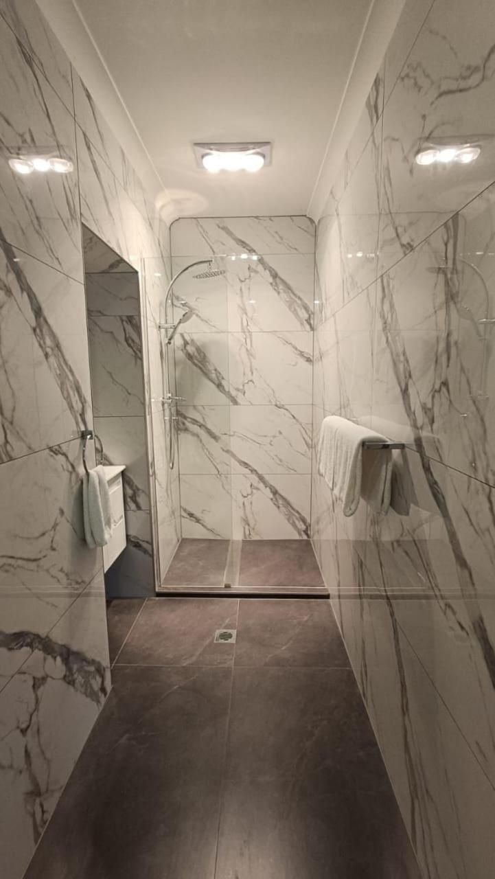 Cooee Motel Deluxe King Room 3