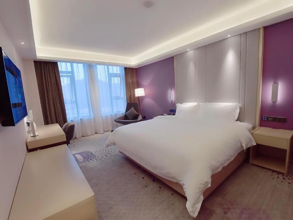 Standard Queen Size Bed Room
