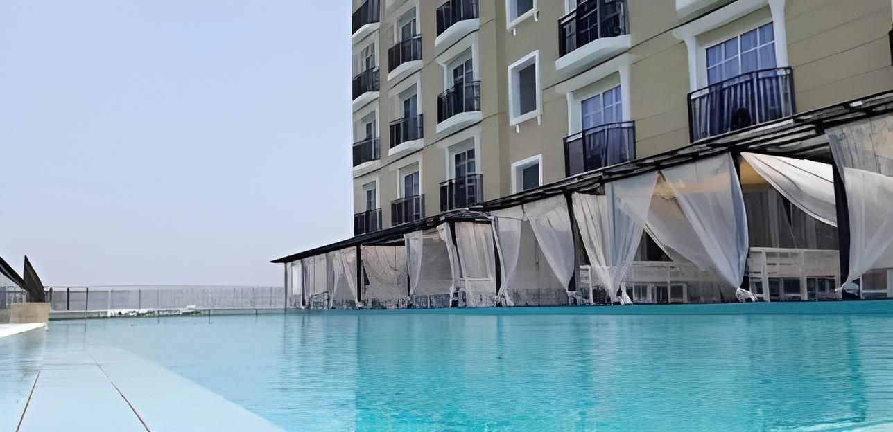 swimming pool [outdoor]