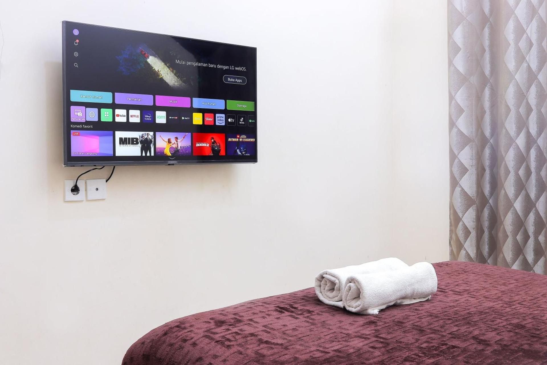 Soka Guesthouse Syariah Double Room with Pool View 3