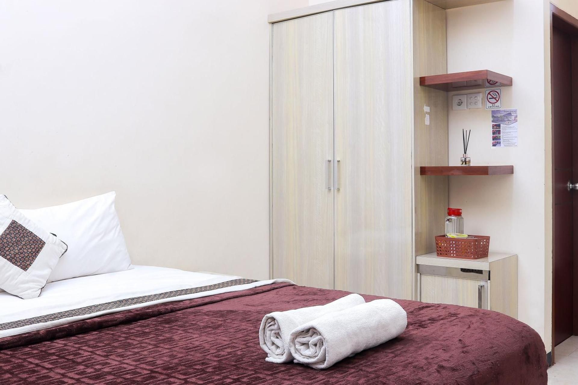 Soka Guesthouse Syariah Double Room with Pool View 2