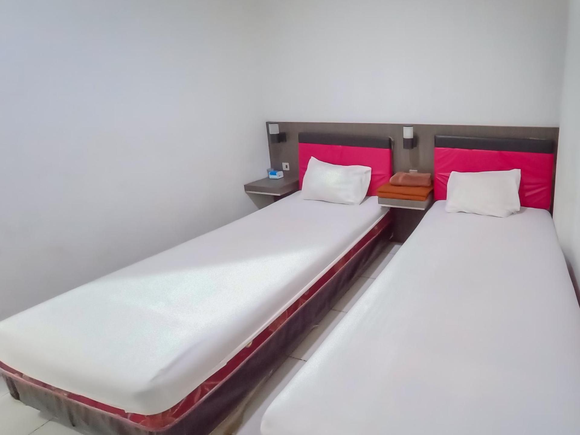 RedDoorz Syariah near Q-Mall Banjarbaru Twin Room
