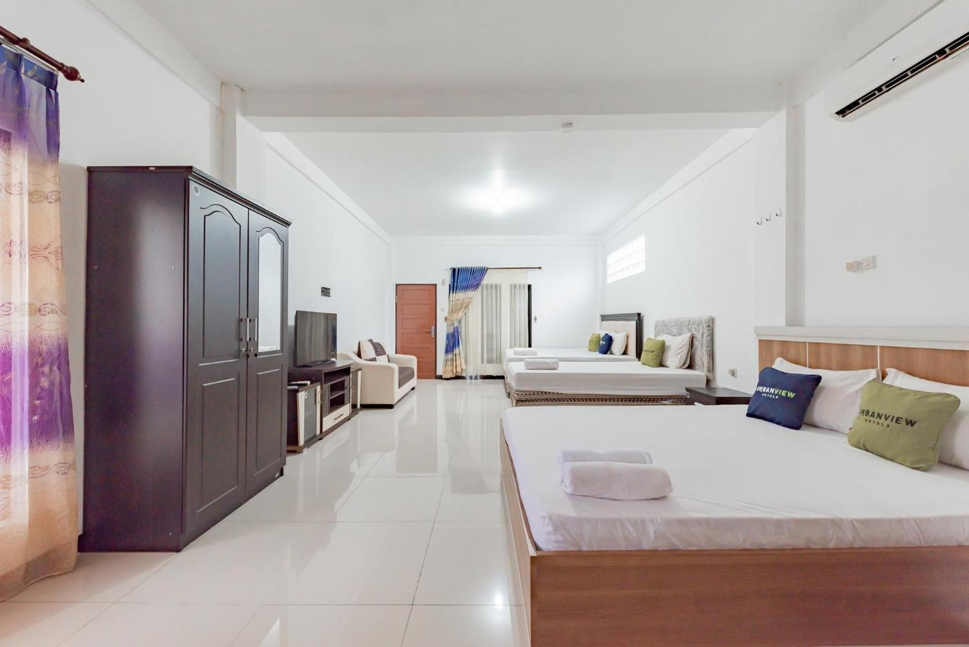 Urbanview Hotel 99 Syariah Banjarbaru by RedDoorz Family Room