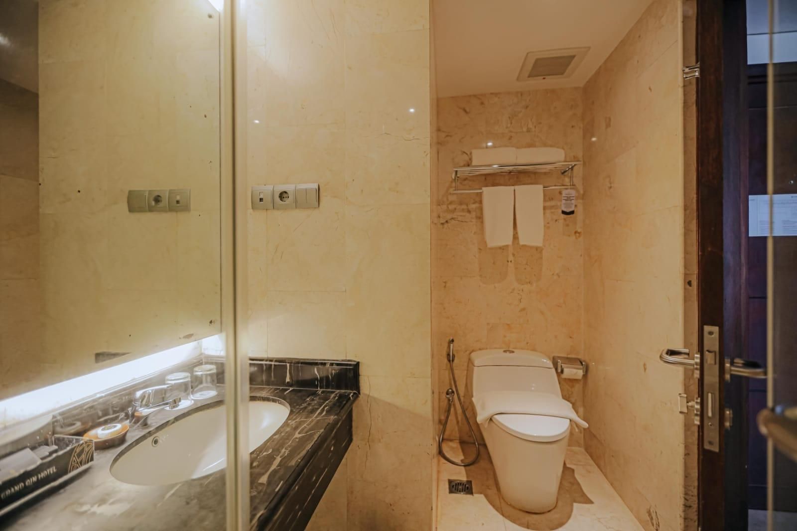 Grand Qin Hotel Syariah Executive King Bed 3