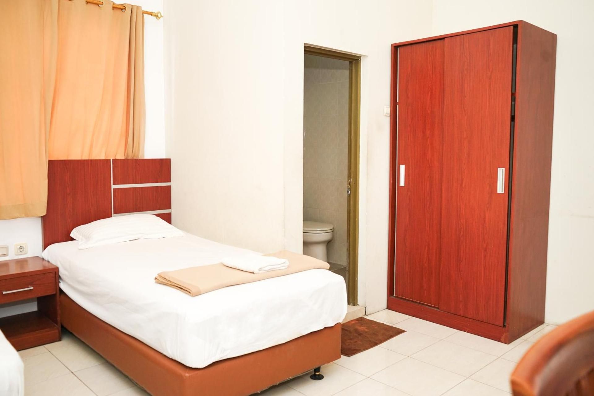 Urbanview Hotel Ratu Elok Syariah Banjarbaru by RedDoorz Twin Room 3