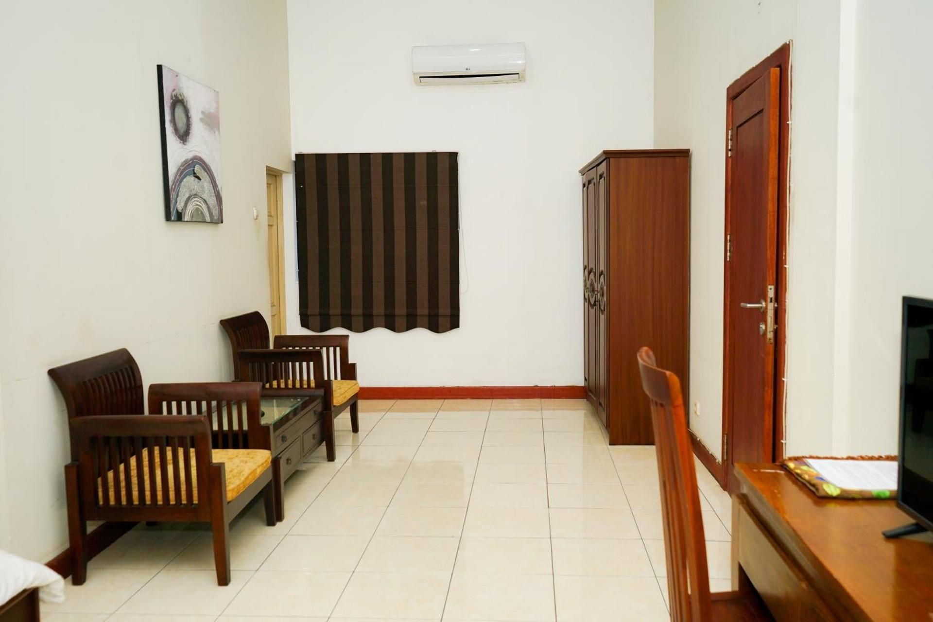 Urbanview Hotel Ratu Elok Syariah Banjarbaru by RedDoorz Suite Room 3