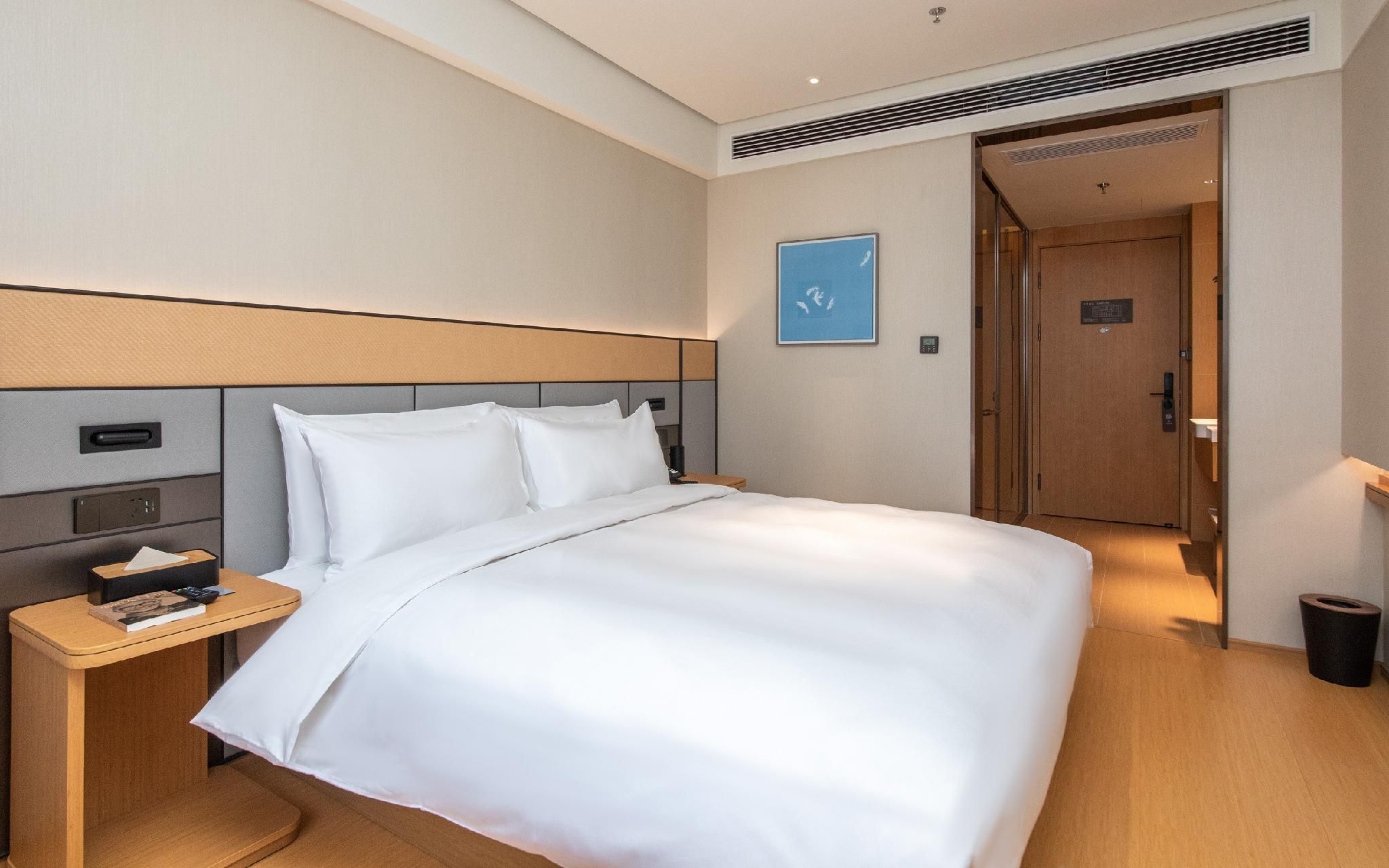 Ji Hotel Yibin West Railway Station Superior Queen Room with City View 2