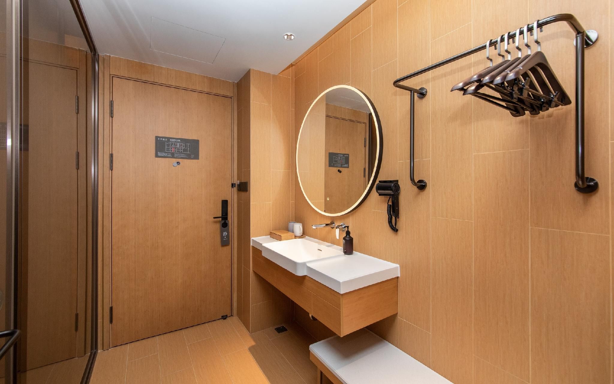 Ji Hotel Yibin West Railway Station Superior Queen Room with City View 3