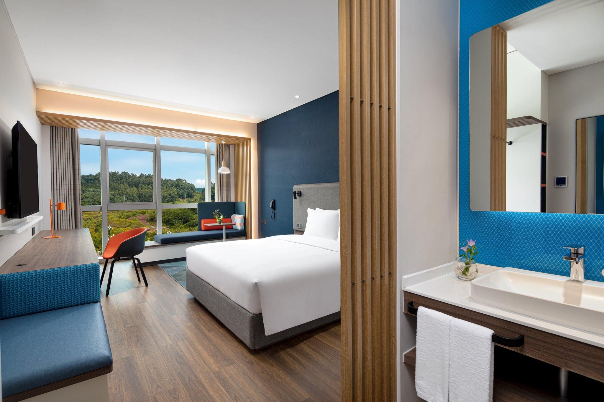 1 King Standard Courtyard View