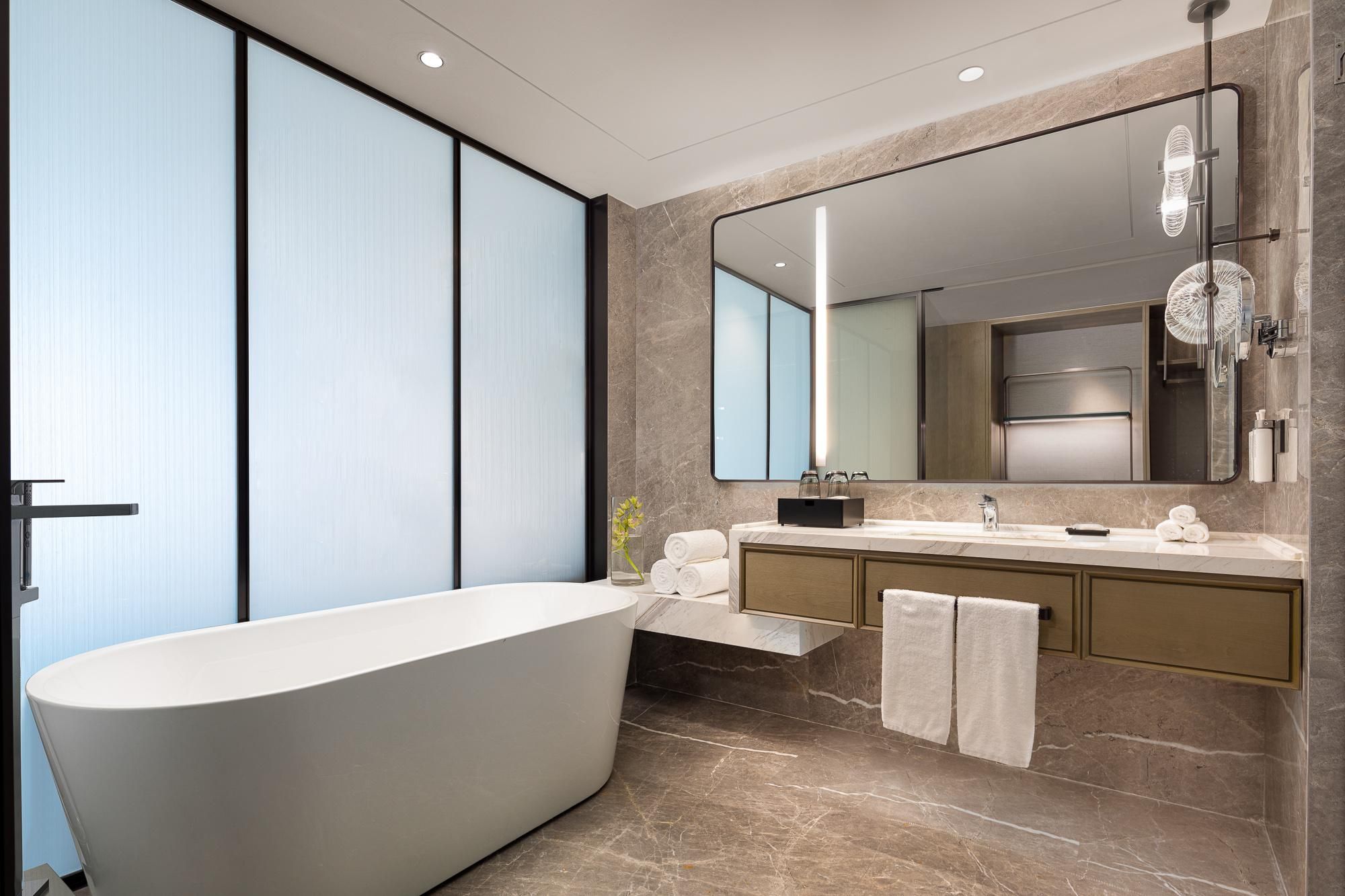 1 King Standard High Floor Lounge Access