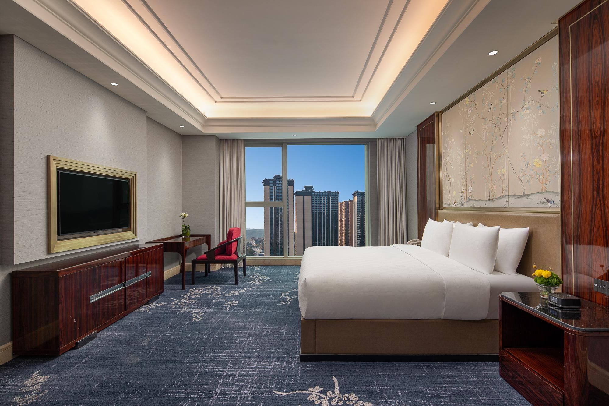 2 King 2 Bedroom Suite Dining Meeting Area