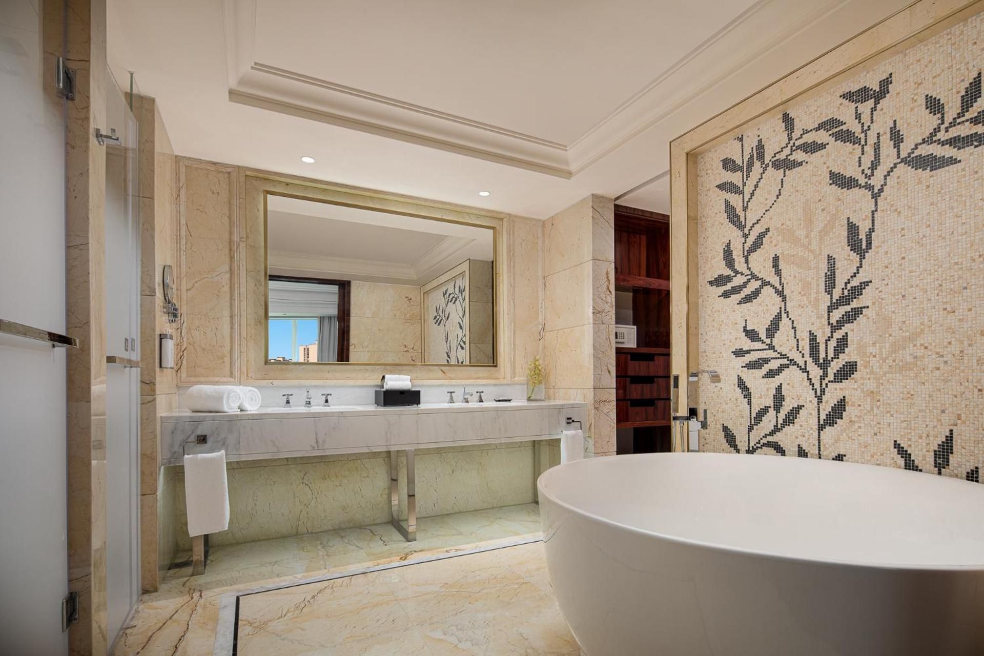 Hualuxe Leshan By IHG One-Bedroom King Suite 2