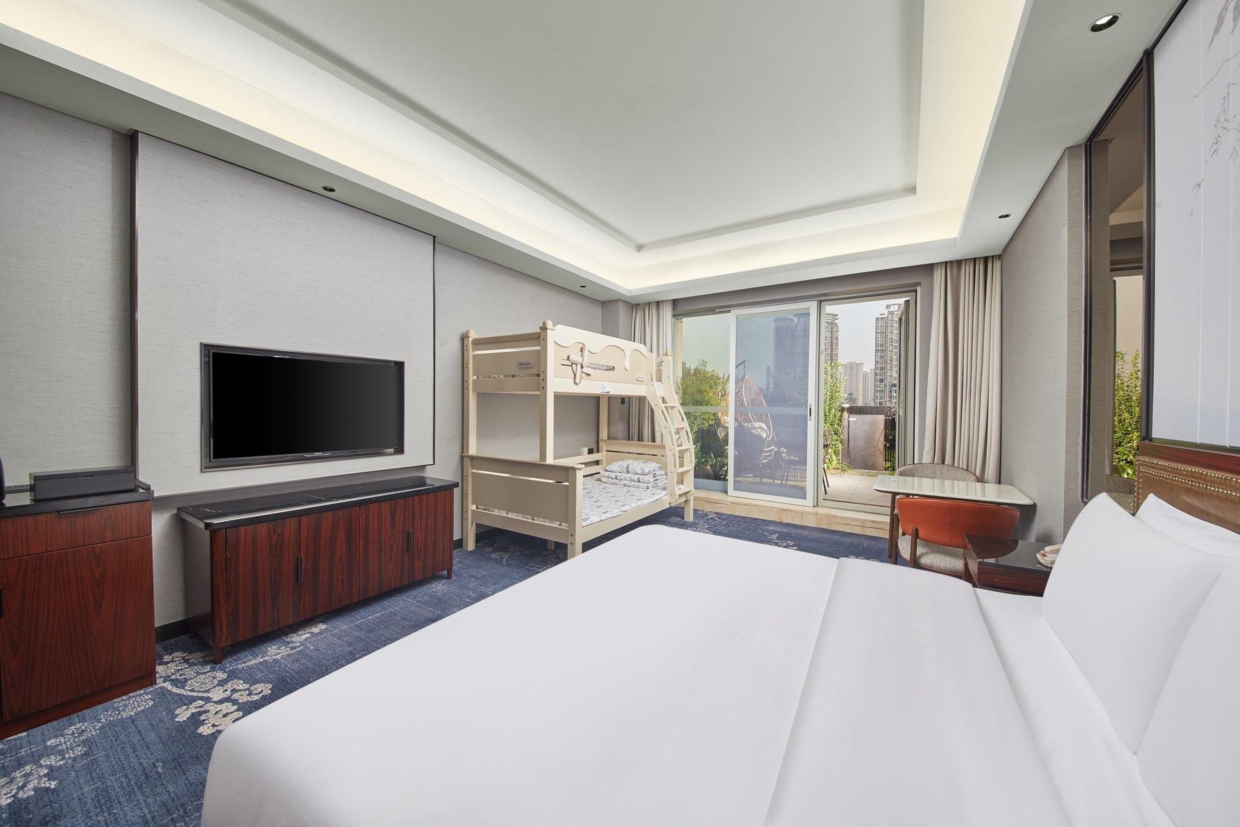 Hualuxe Leshan By IHG 1 King 1 Bunk Standard Outdoor Living Area 2