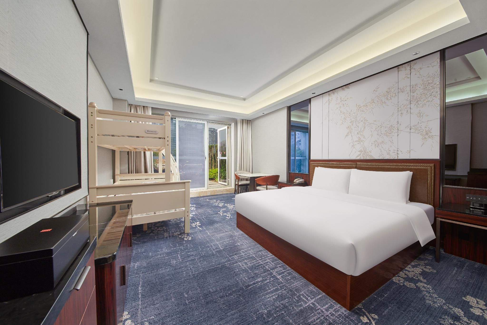 Hualuxe Leshan By IHG 1 King 1 Bunk Standard Outdoor Living Area