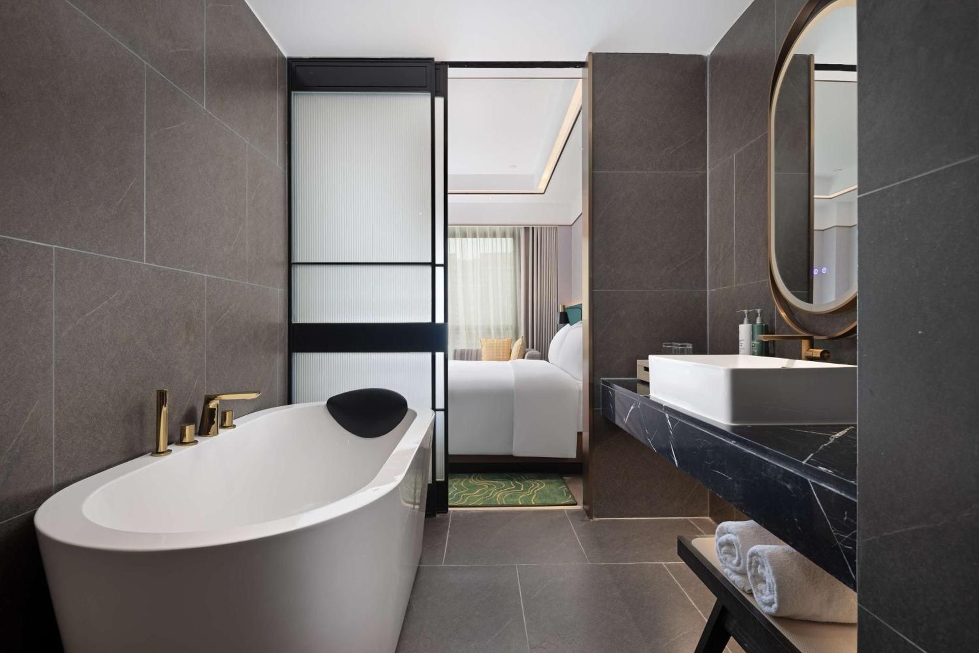 King Superior Room with Bathtub