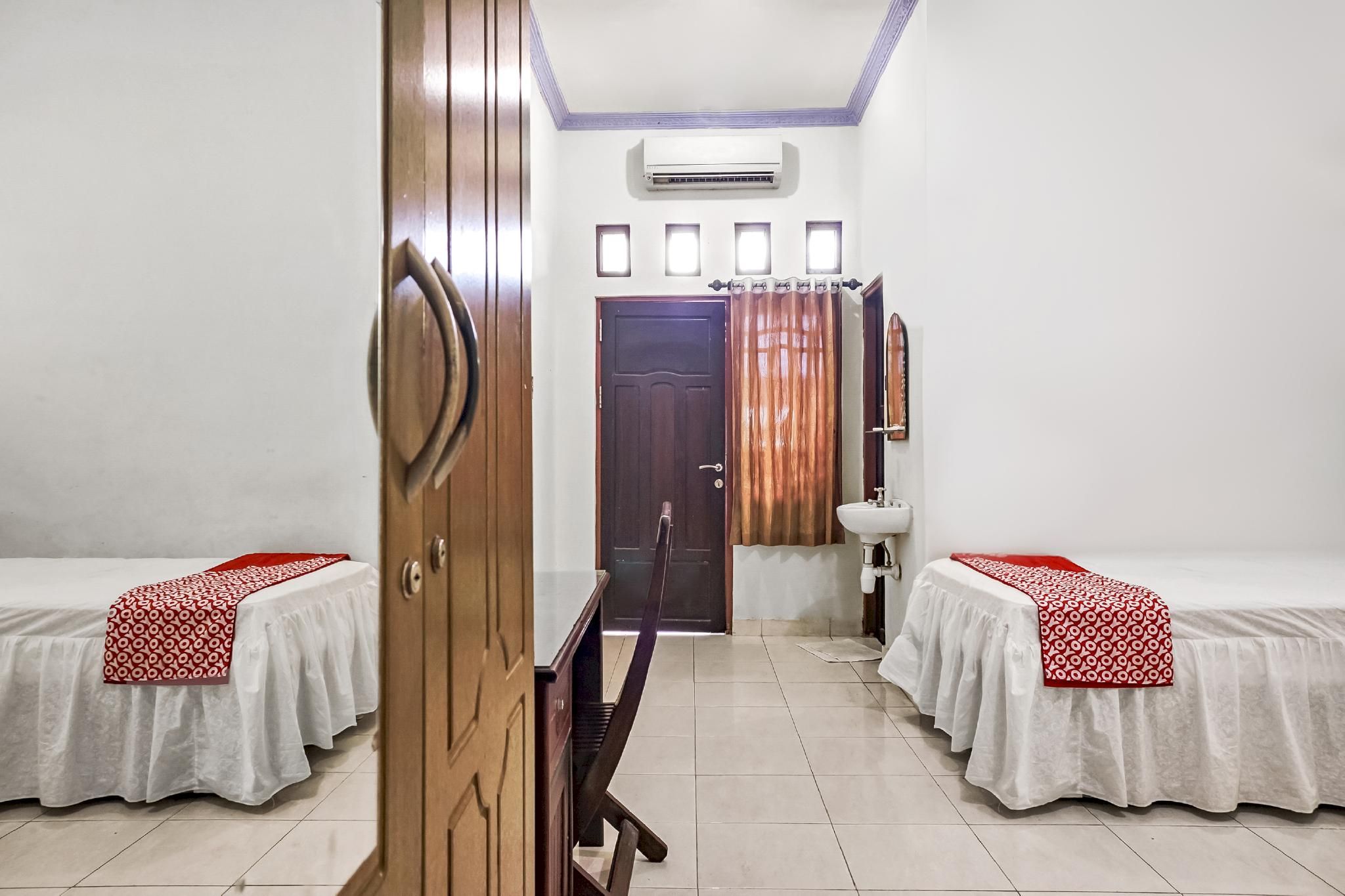 Standard Twin with Private Bathroom