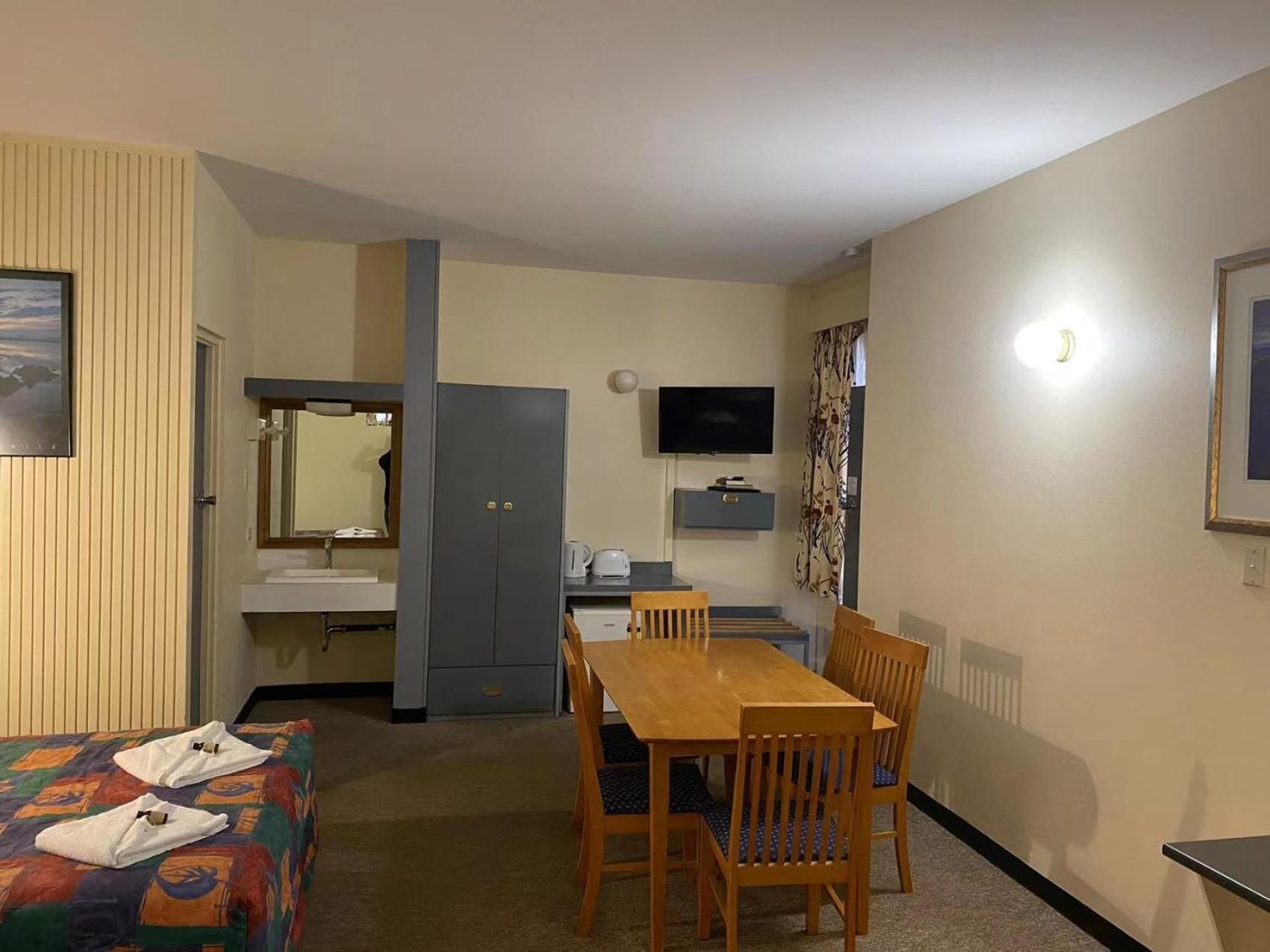 Gateway Motor Inn Standard Family Room