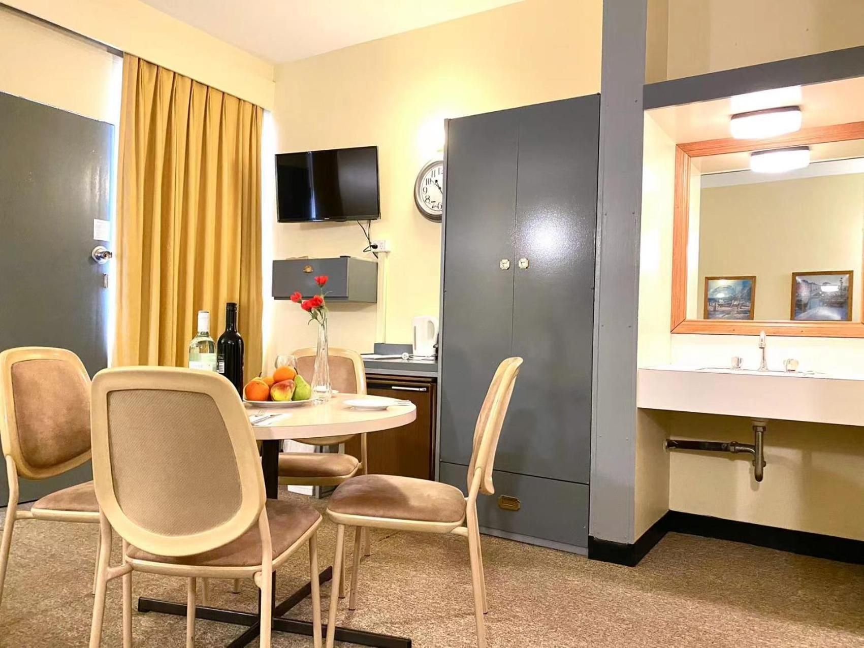 Gateway Motor Inn Family Room 3