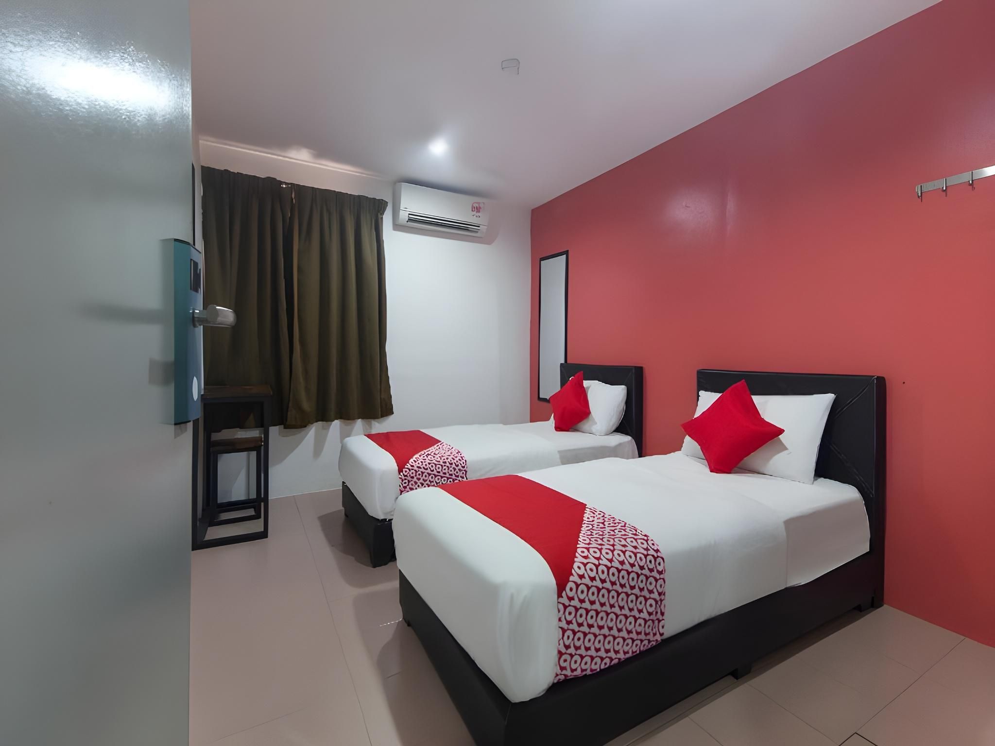 Lux Hotel Deluxe Twin Room 3