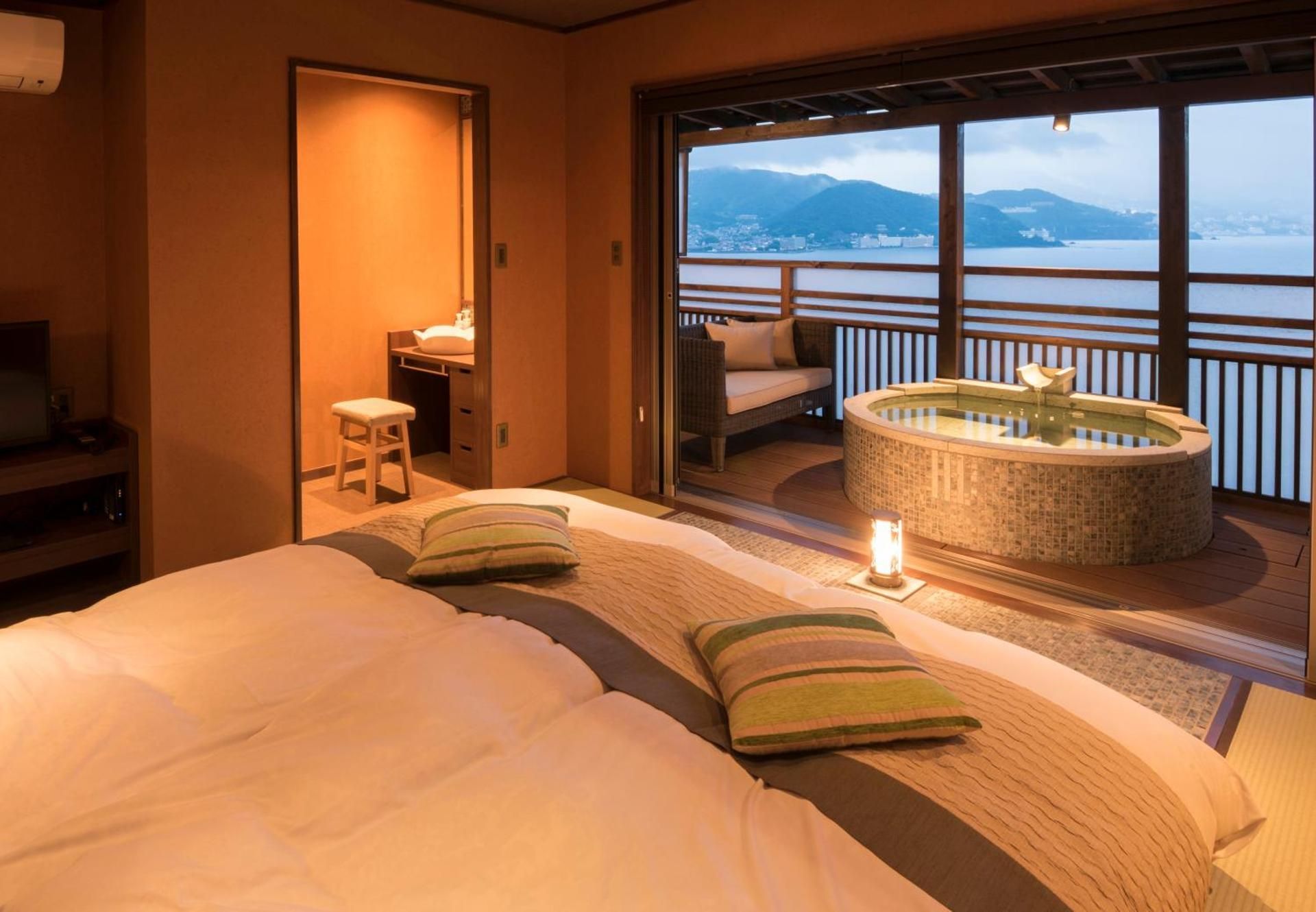 Hollywood Twin Room with Open-Air Bath - Non-Smoking