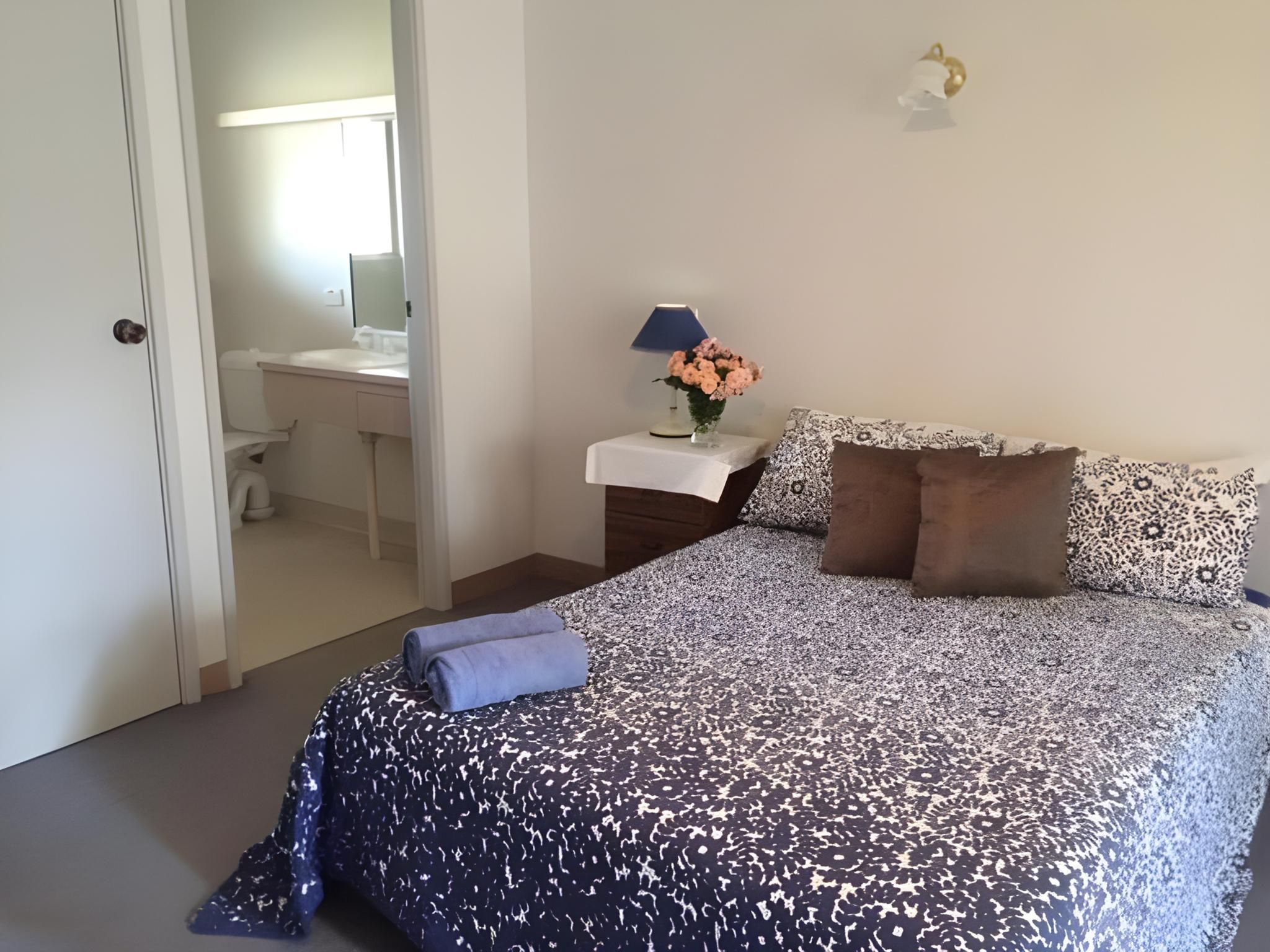Tarcutta Retreat Queen Room