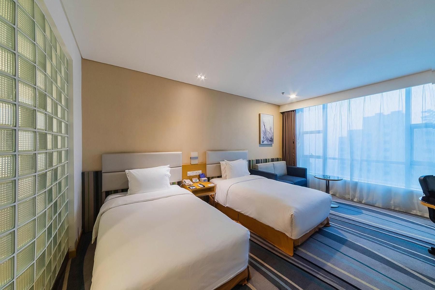 1 King Standard Extra Floor Space