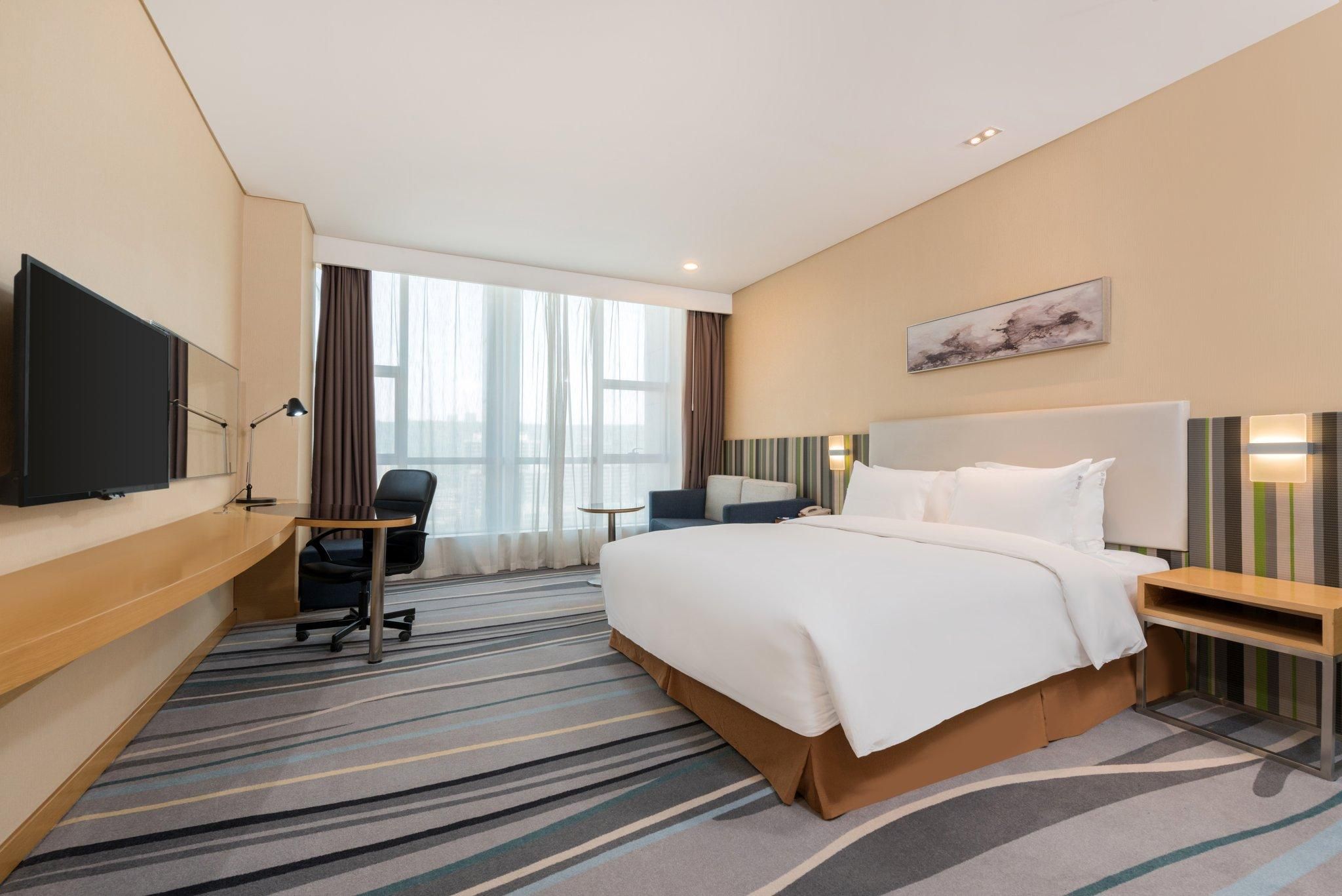 1 King Standard Extra Floor Space
