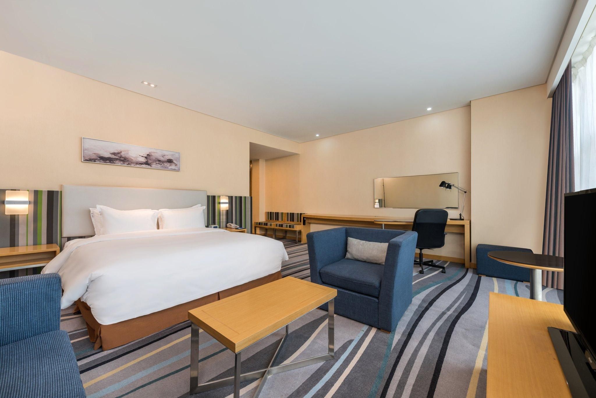 Holiday Inn Express Baoji City Centre By IHG 1 King Suite