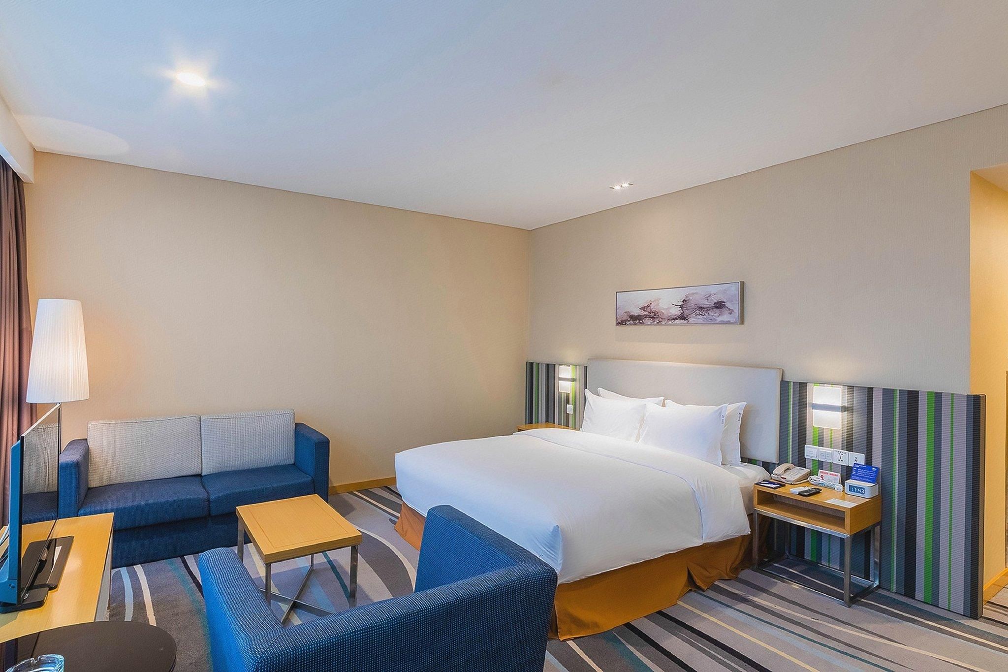 Holiday Inn Express Baoji City Centre By IHG 1 King Suite 2