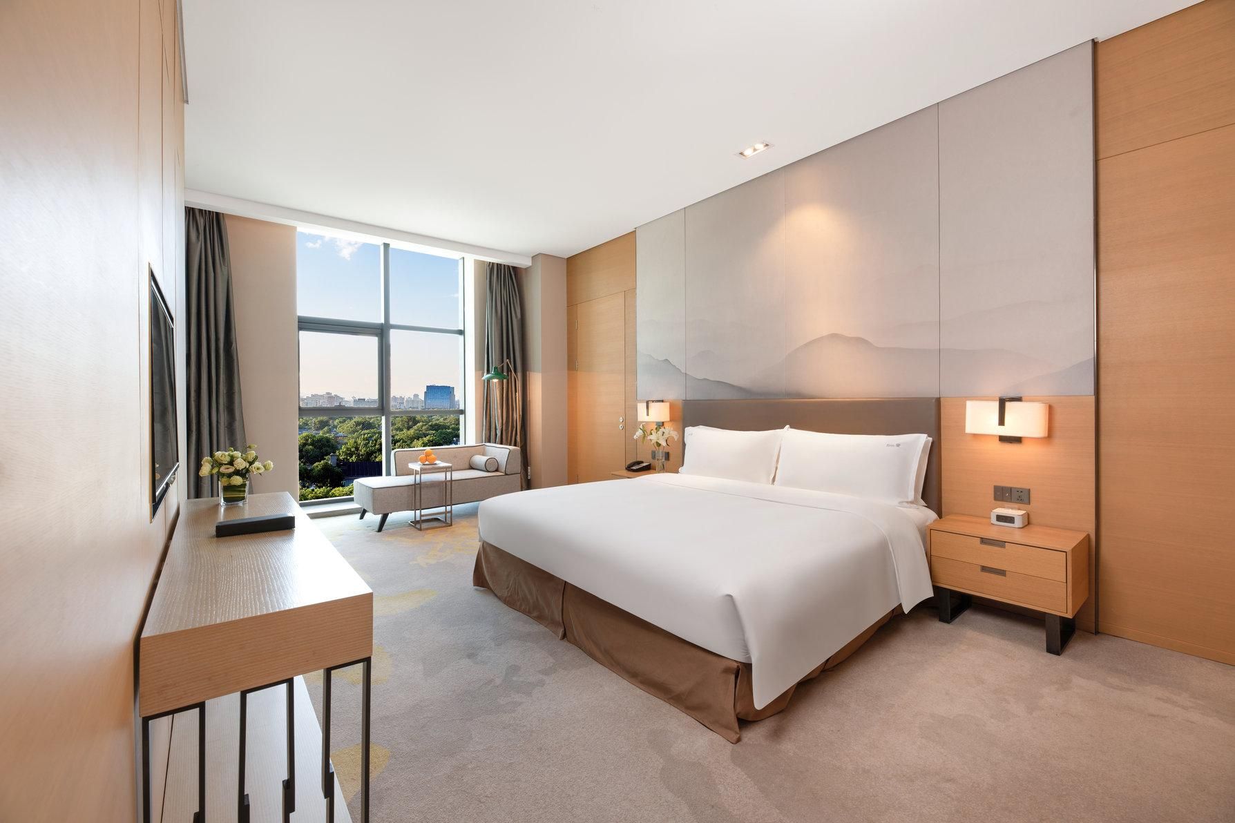 1 Bedroom Suite Dining Meeting