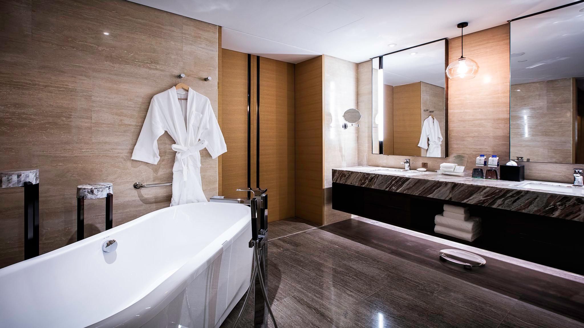 1 Bedroom Suite Dining Meeting