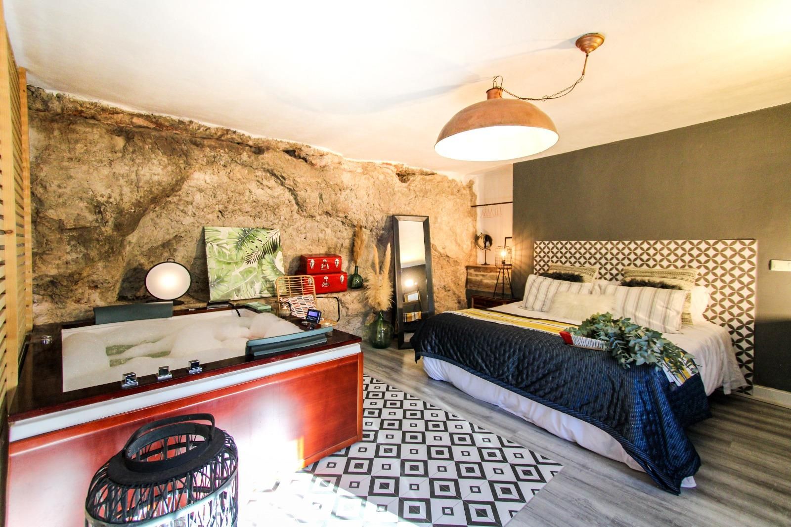 Suite with Bathtub