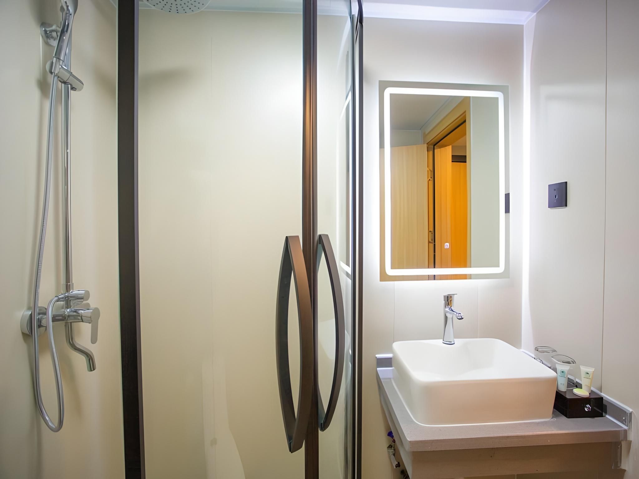 Hotel Queen Room