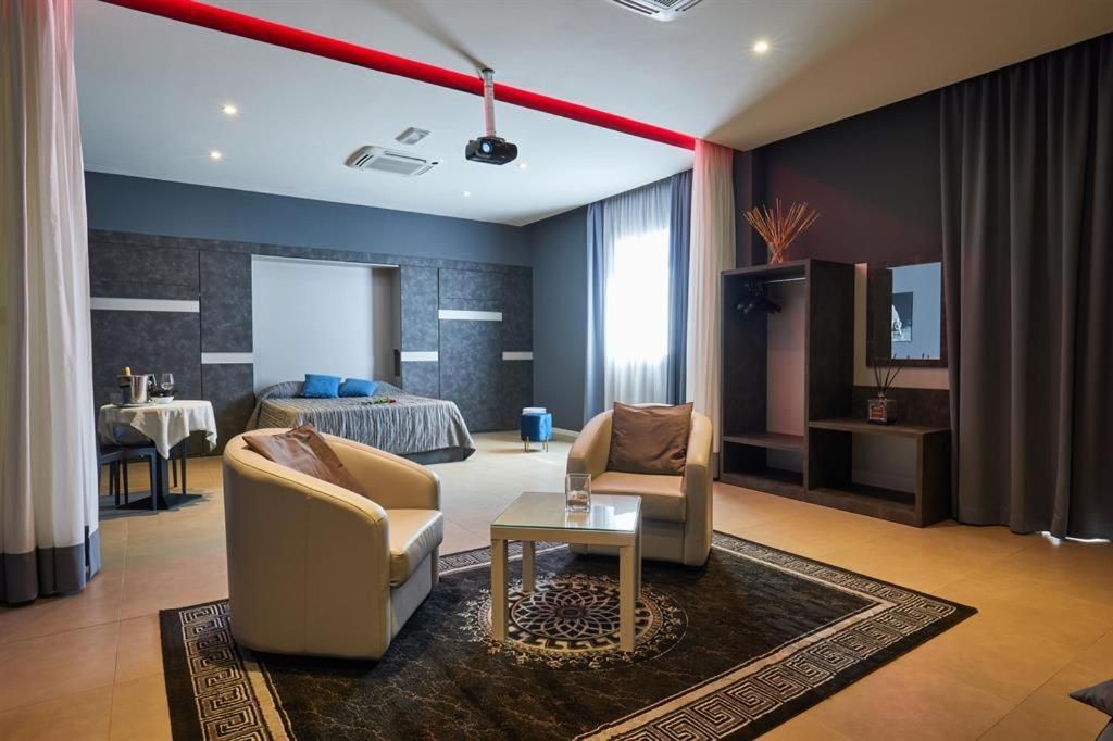 Deluxe Queen Studio 