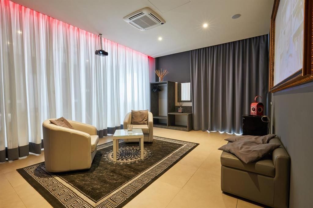 Deluxe Queen Studio 