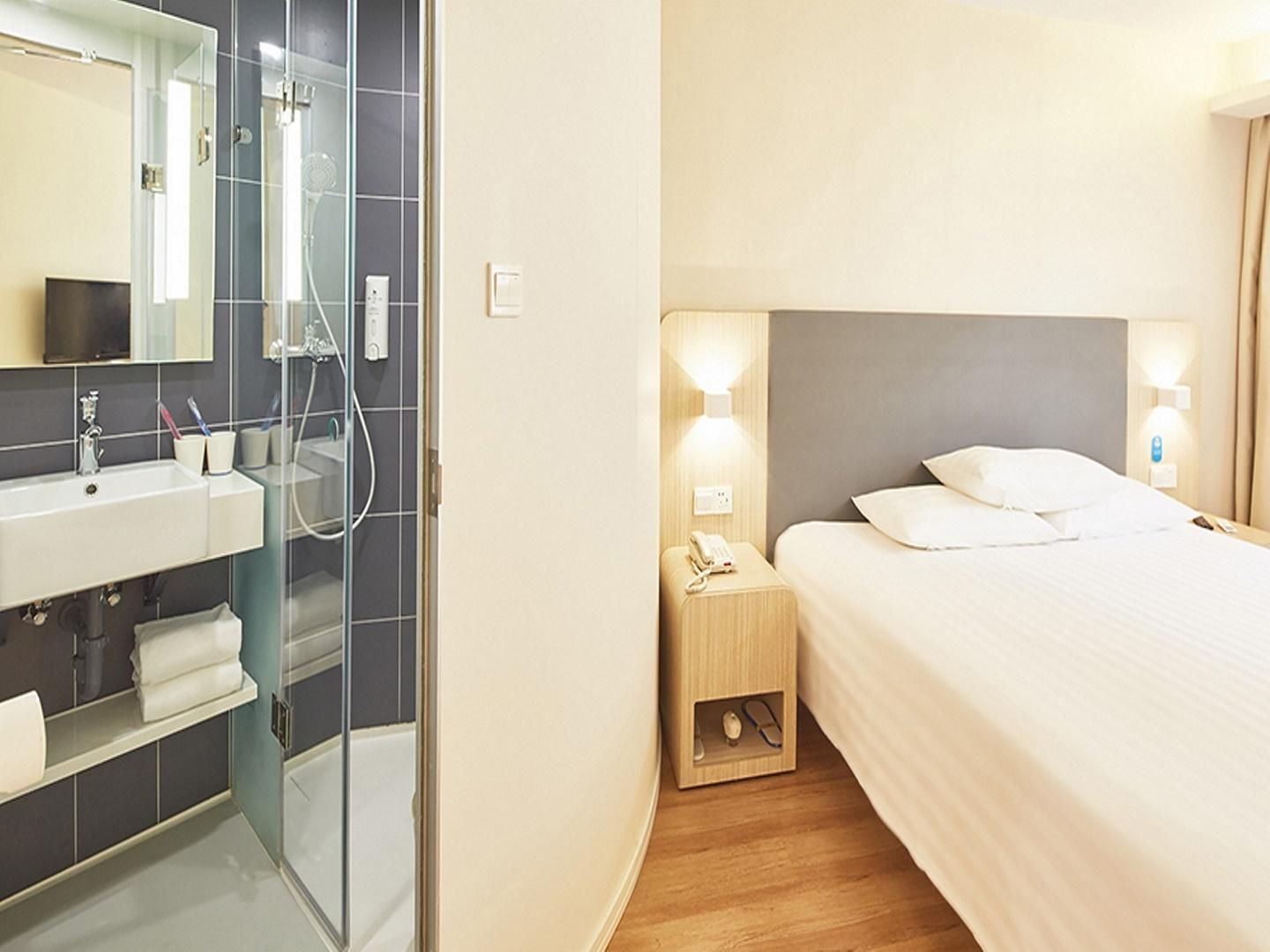 Huazhu - Room With Bed
