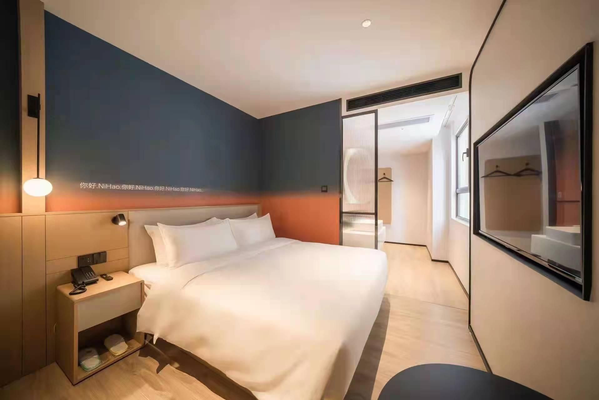 Huazhu - Room With Bed