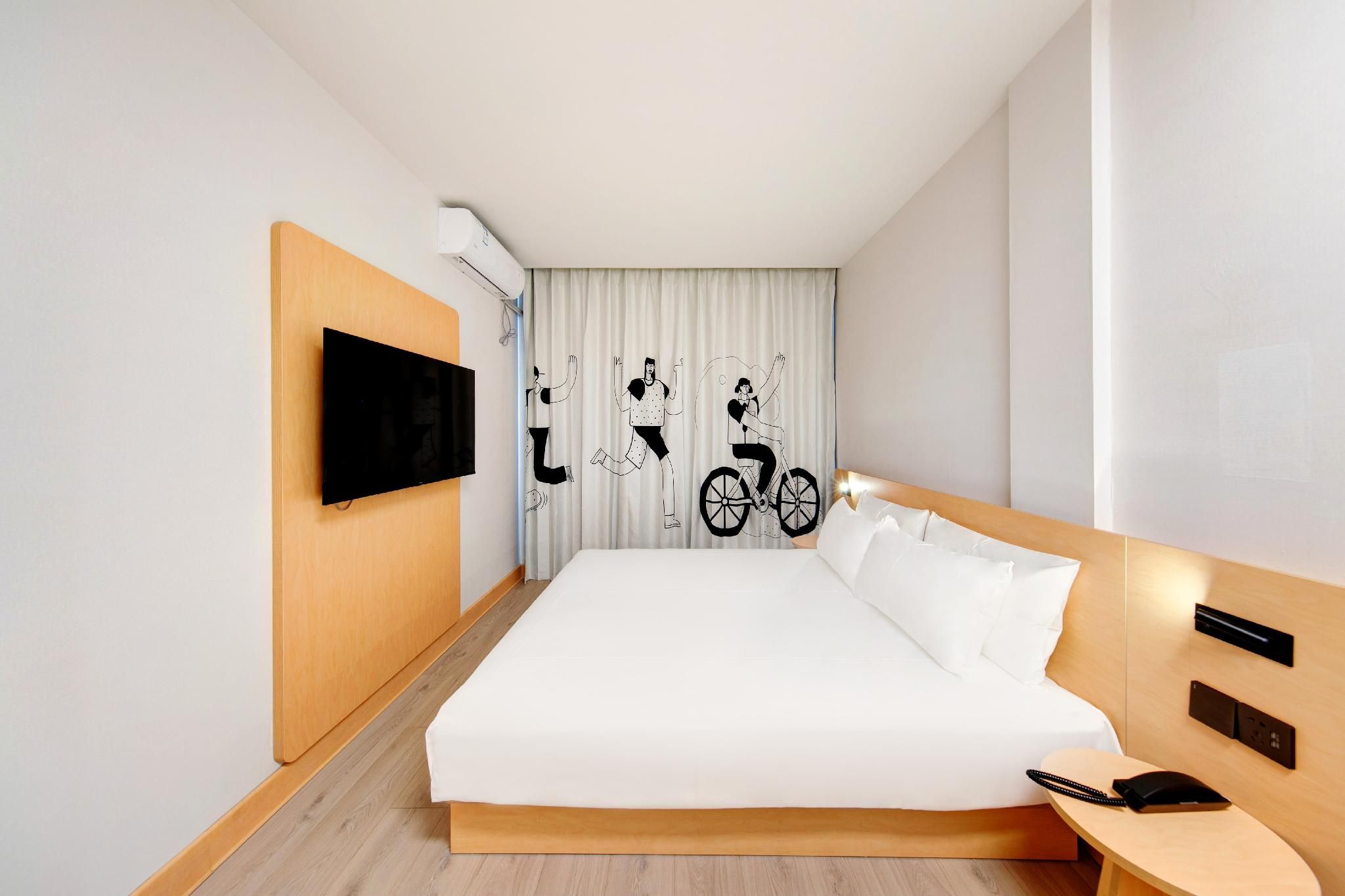 Queen Superior Room