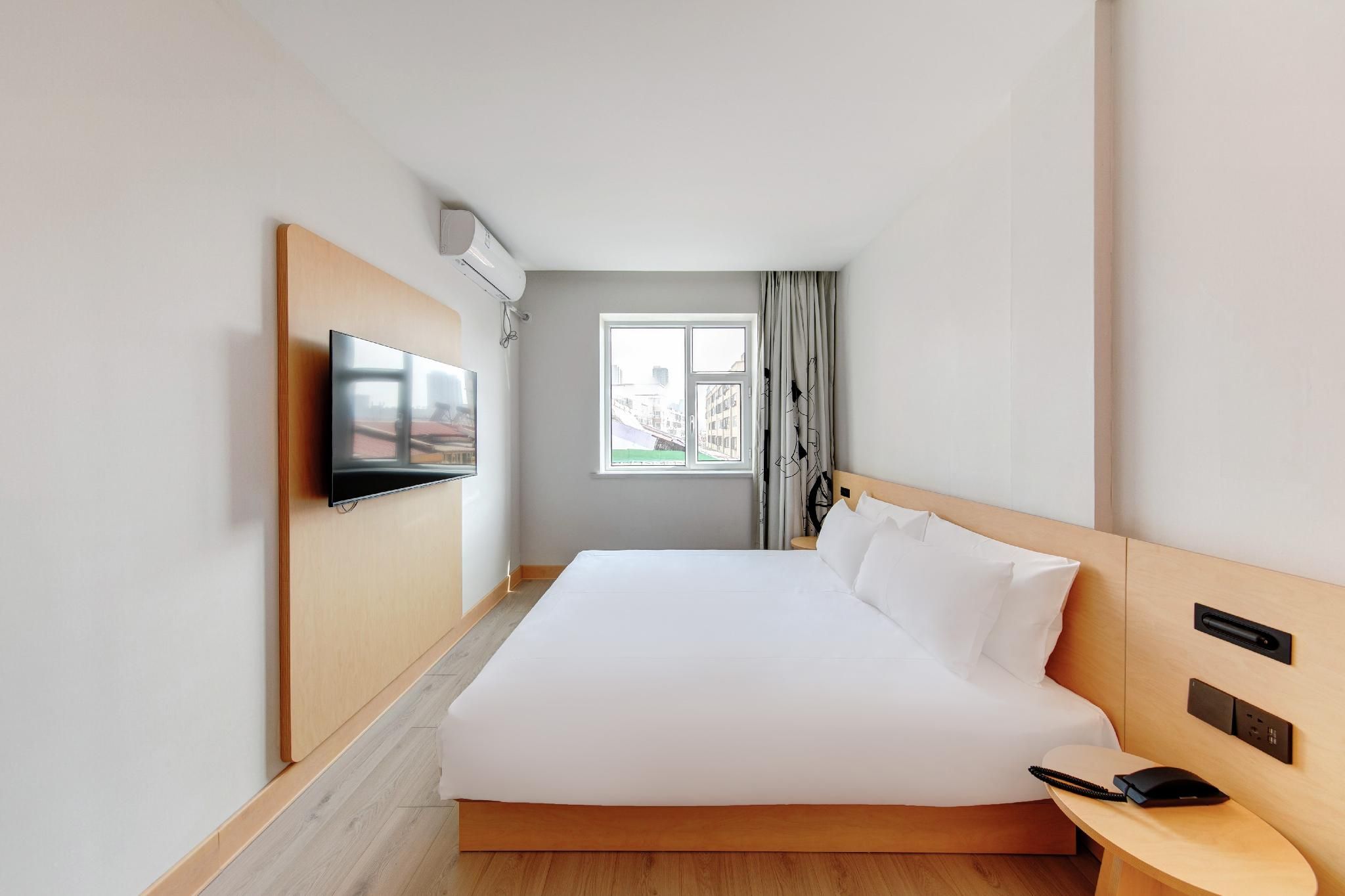 Queen Superior Room