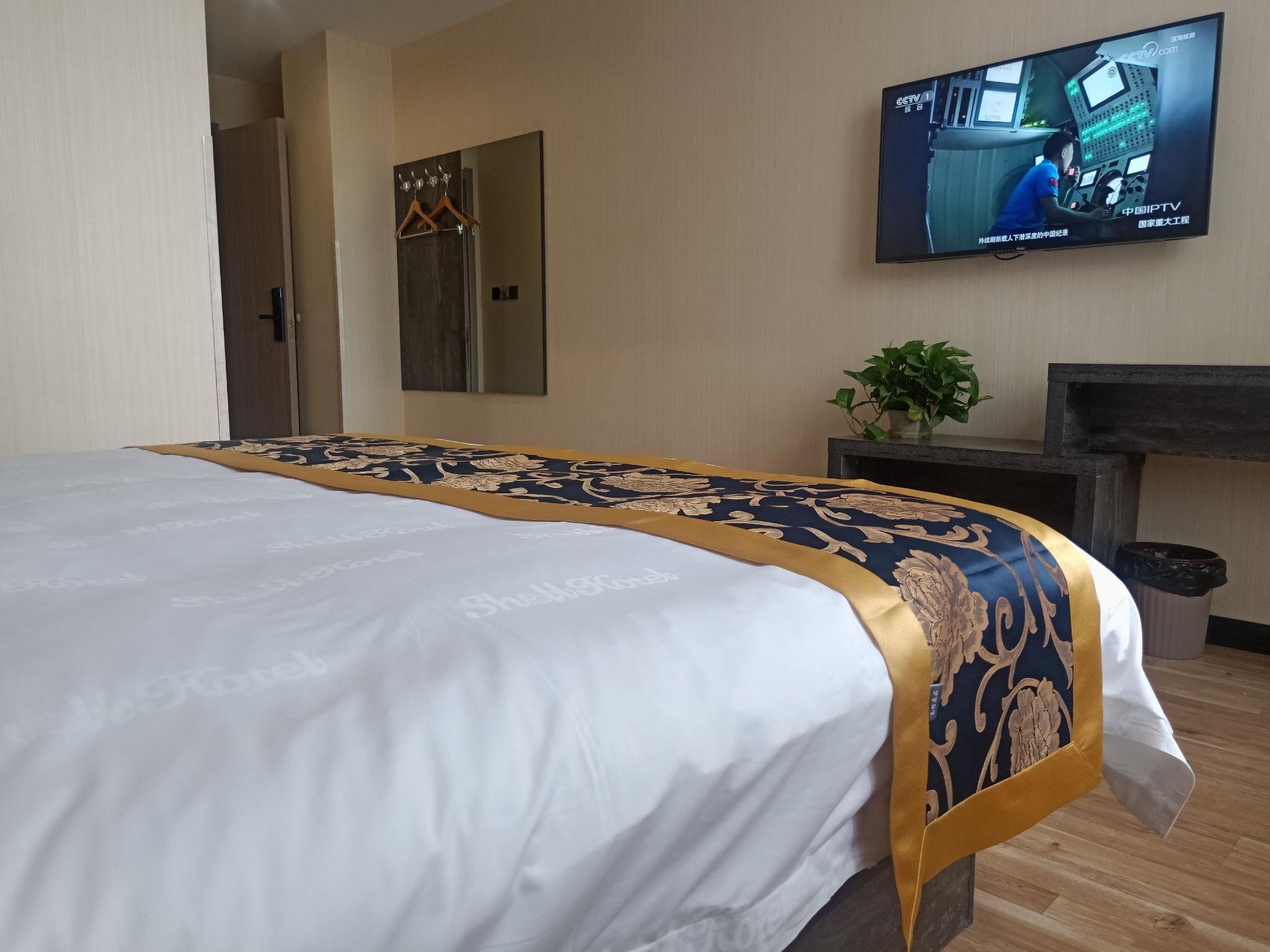 Business Queen Room