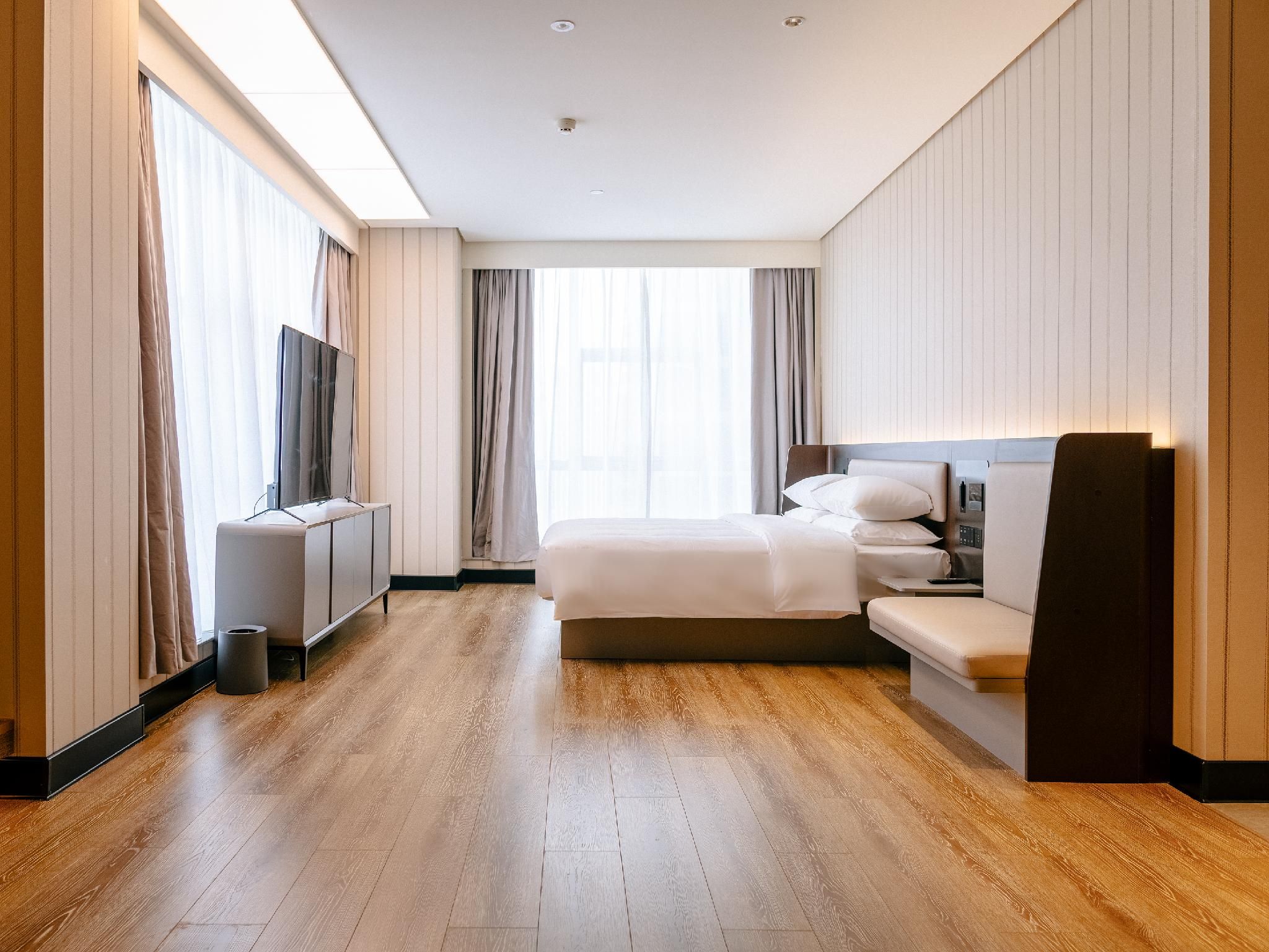 Deluxe Room Queen