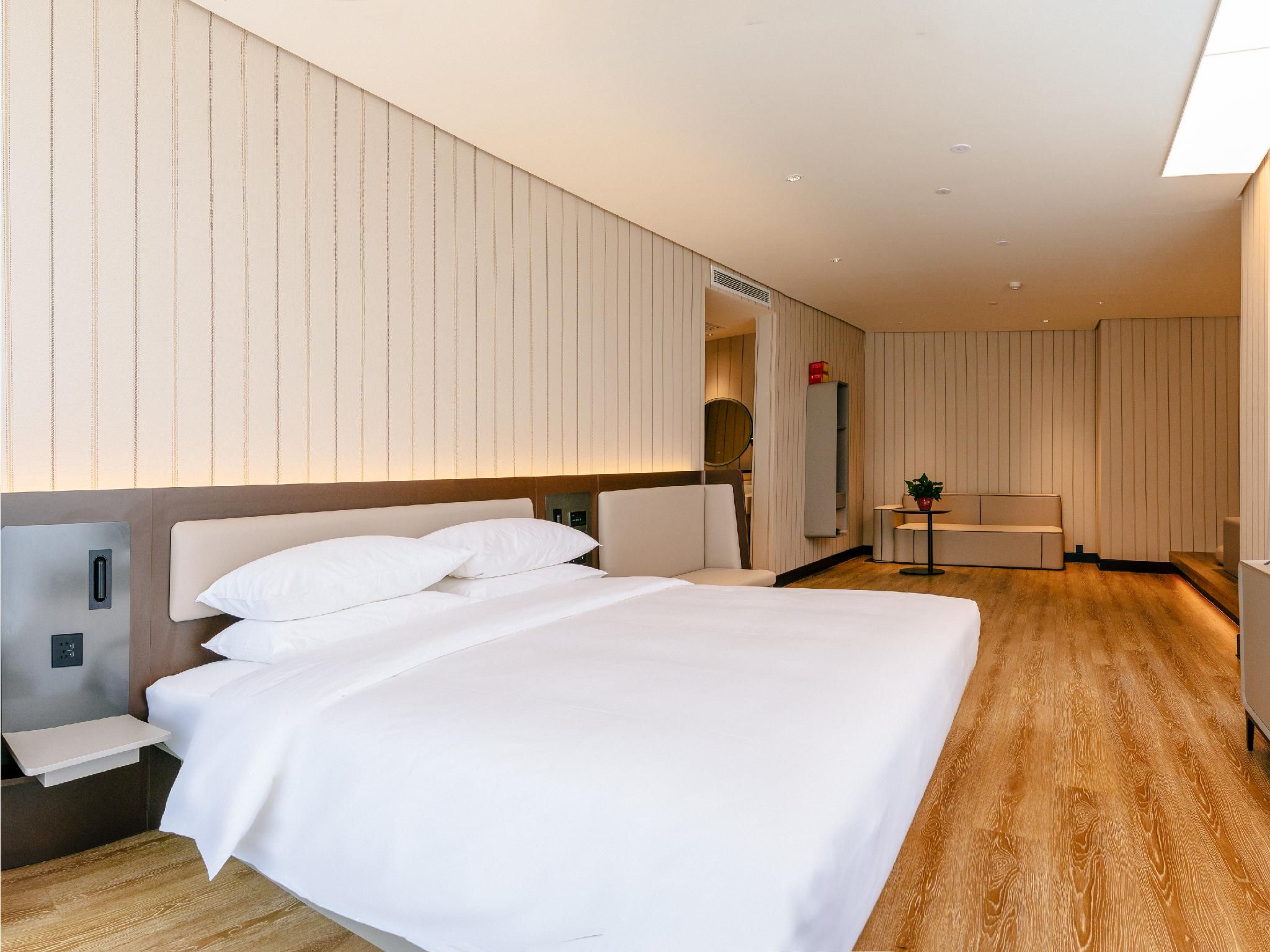 Deluxe Room Queen